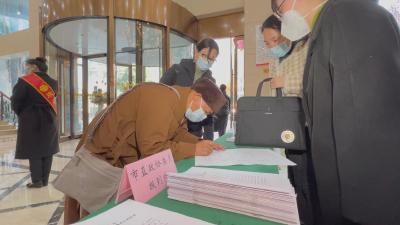 【视频】参加市政协七届二次会议的委员陆续报到