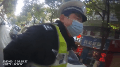 【视频】阻碍民警执法 男子被行拘