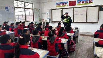 汉川交警点亮平安开学季！