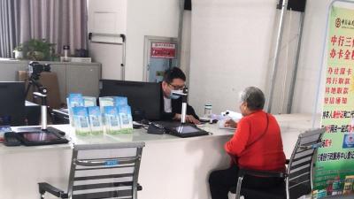  市政务服务大厅：“延时服务” 让政务窗口更有温度
