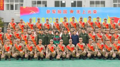 【视频】孝感军分区大校司令员来承坦欢送新兵奔赴军营