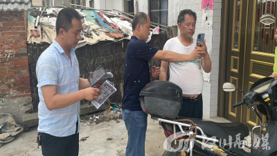 这所初中的老师走村入户教老人使用电子医保卡