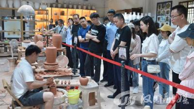 市税务局：“小年轻”参观“老古董”，聚焦匠心传承