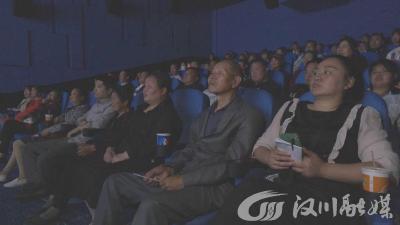 【视频】银幕传温情 残疾人“包场”看电影