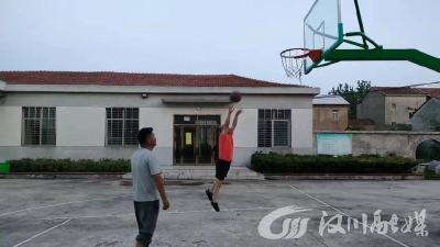 这个驻村工作队为村民建起了乒乓球桌和篮球场！