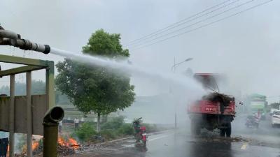 货车突发自燃，洒水车变身“消防车”紧急灭火