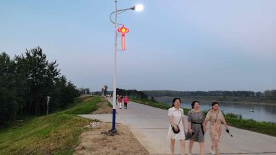 爱心路灯 亮了汉江堤 暖了民心 