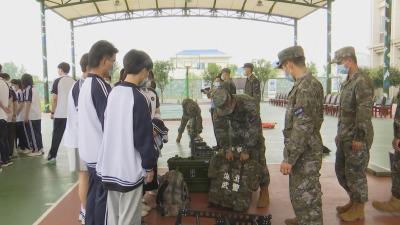 【视频】“零距离”军营生活 点燃青年爱国激情