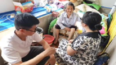 90岁独居老人右脸溃烂 他们送来了关怀……