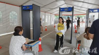 【视频】我市高考考场首设“智能安检门”