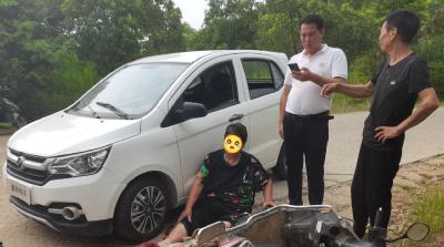 涵洞下 电动车遇上了小汽车……