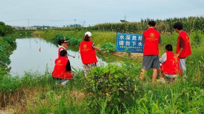 里潭百名巾帼“红”，织牢防溺水“安全网”