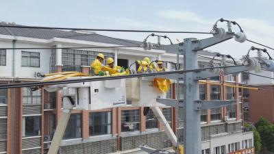 【视频】零停电零感知 国网汉川市供电公司首次开展旁路带电作业