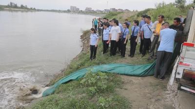 【视频】违法担责！非法捕鱼者自购鱼苗增殖放流