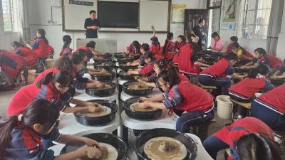 陶然九月 与“泥”相约：汉川市开展“爱上非遗”中小学陶艺培训活动