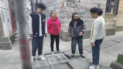 铺好沟盖板，铺好群众“脚下安全”路