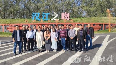 杨林沟镇主办“汉江之吻”文学采风活动