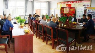情暖重阳 退休教师“回家”共话发展