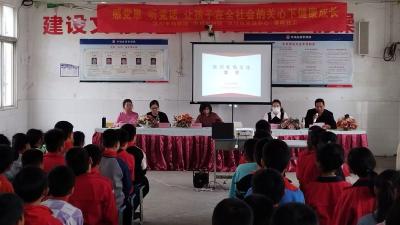 家庭+学校+社会，三方合作好，才能全面往前走