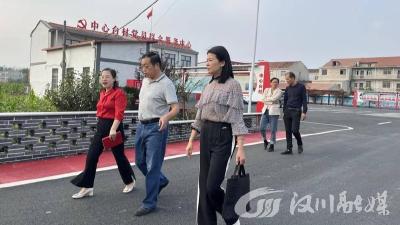 市妇联开展“公仆日”活动