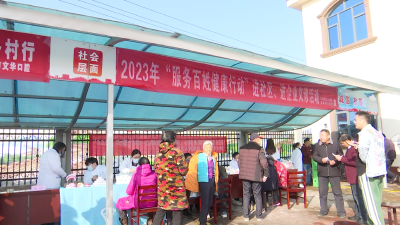 【视频】“摆摊设点”送服务 公益集市暖民心