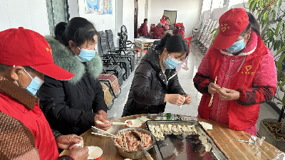 城隍镇幸福河村摆开饺子宴