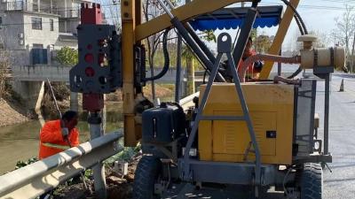 汉川市公路事业发展中心：修复受损护栏 筑牢安全防线