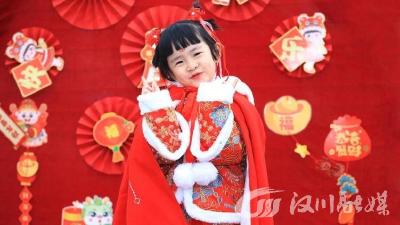 汉川：逛庙会 迎新年 萌娃“乐翻天”