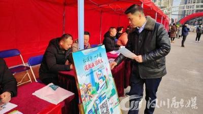“春风行动” 法治随行 人社局现场开展法治宣传活动