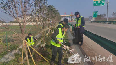 清捡雪后遗落垃圾 垌塚高速路口又美回来了