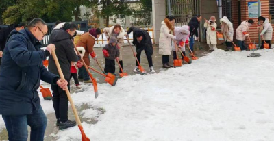 汉川四中开展扫雪除冰保安全行动