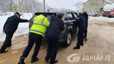 斗风雪 战严寒！民警秒变“大力士”徒手推车