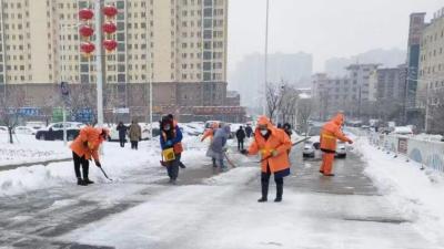 全员出动，奋战扫雪除冰一线！
