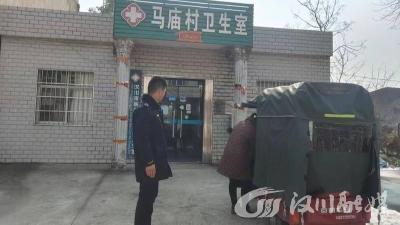 执法队员路遇摔倒村民 紧急救助展温情