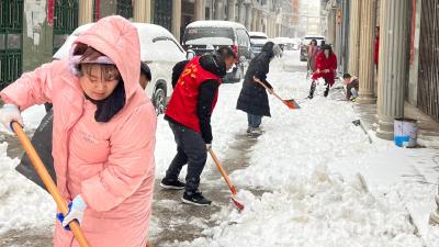 大雪纷飞迎新年 扫雪除冰保平安