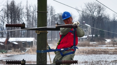 【视频】湖北汉川：风雪中划船抢修 保障4万亩虾蟹育好苗