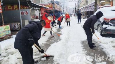 扫雪除冰 他们用行动迎战风雪