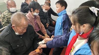 新堰镇中心小学到敬老院开展献爱心活动