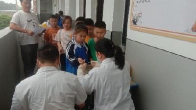 汉新小学400余名学子喜获“健康礼包”
