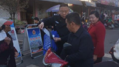 新堰镇“平安早市”宣传热潮涌动