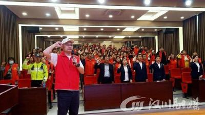 “警校家”联合护学，打造“无忧上学路”