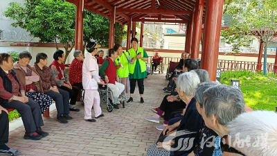 “银龄话筒”活动走进福利院