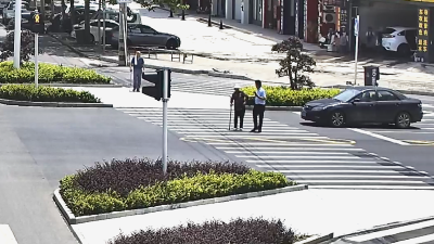 【视频】汉川：老人过马路不慎跌倒 热心驾驶员伸援手