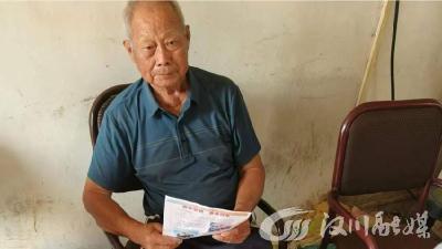 民警进村入户宣传交通安全