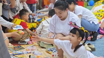 “旧物”遇“新主” 孩子们摆起地摊传递爱心