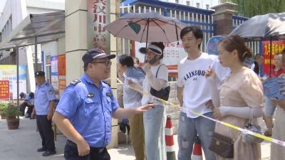 【视频】你赴考我助力 “城管蓝”全力护航中考