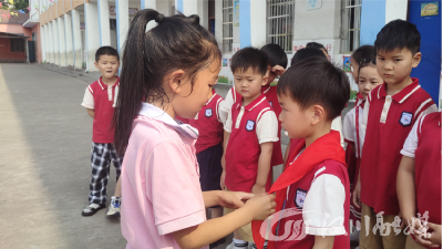 幼儿园小朋友“游学”小学 