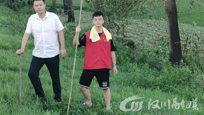 应届考生走上防汛大堤：“我想为家乡的防汛尽一份力！”