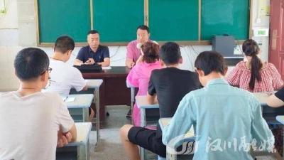 城隍镇中心初中对柏树小学领导干部进行考核