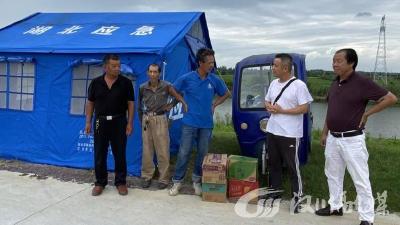 爱心企业慰问一线守堤人